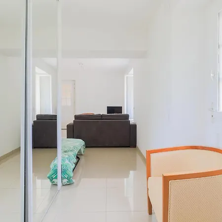 2 Bedroom Stunning In *